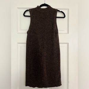 Mock-neck sleeveless sweater (size M)